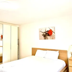  Guest house Large In Free Parking 10mins To Airport Excellent Customer Services